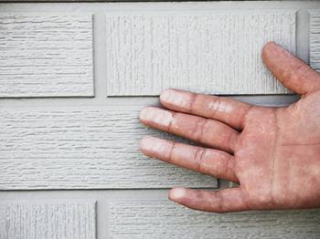 チョーキング現象　手で触ると白い粉がつく​